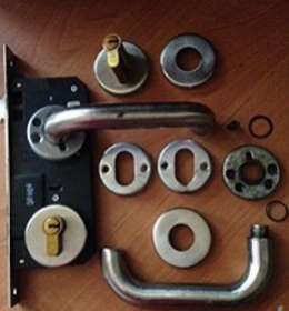 Установка дверных ручек